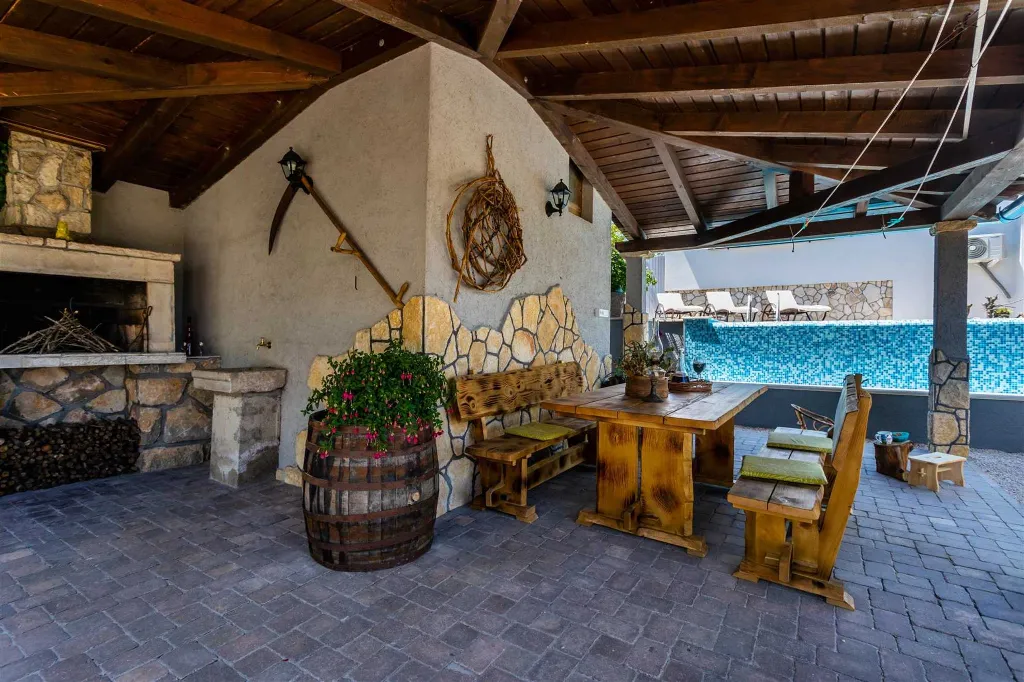 Hlapa (Krk) Apartment for Up to 5 Guests