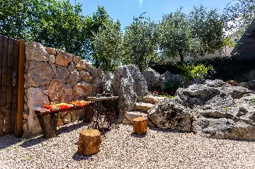 Hlapa (Krk) Apartment for Up to 5 Guests