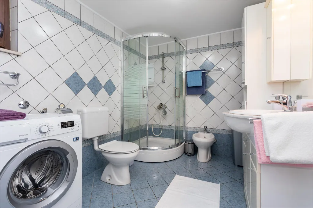 Hlapa (Krk) Apartment for Up to 5 Guests