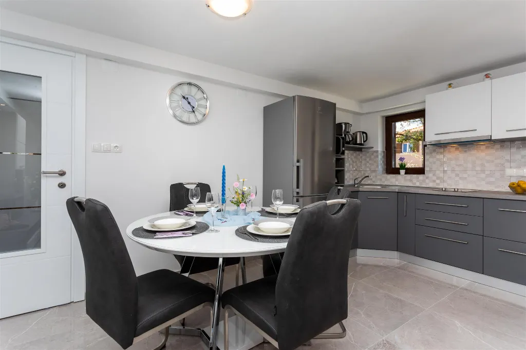 Hlapa (Krk) Apartment for Up to 5 Guests