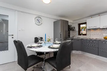 Hlapa (Krk) Apartment for Up to 5 Guests