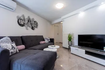 Hlapa (Krk) Apartment for Up to 5 Guests