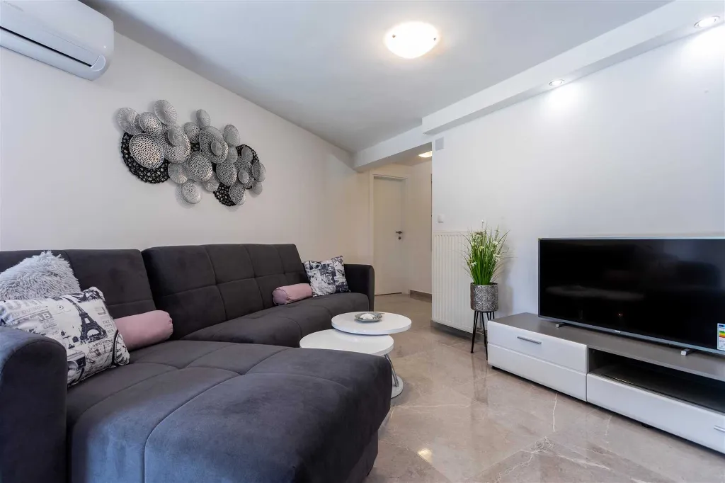 Hlapa (Krk) Apartment for Up to 5 Guests