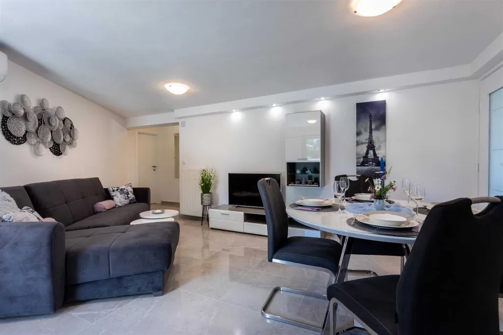 Hlapa (Krk) Apartment for Up to 5 Guests
