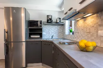 Hlapa (Krk) Apartment for Up to 5 Guests