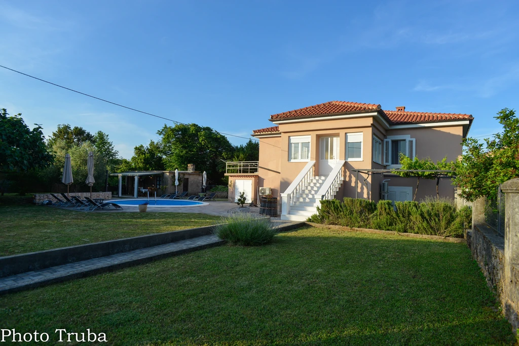 3-Bedroom Apartment with Private Pool in Sveti Vid Dobrinjski