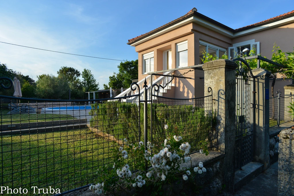 3-Bedroom Apartment with Private Pool in Sveti Vid Dobrinjski