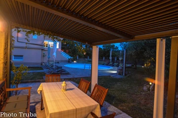 3-Bedroom Apartment with Private Pool in Sveti Vid Dobrinjski