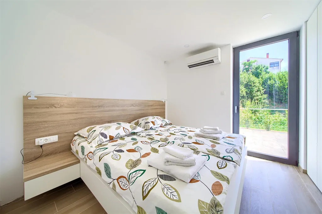 Krk City Apartment for 6 Guests with Heated Pool