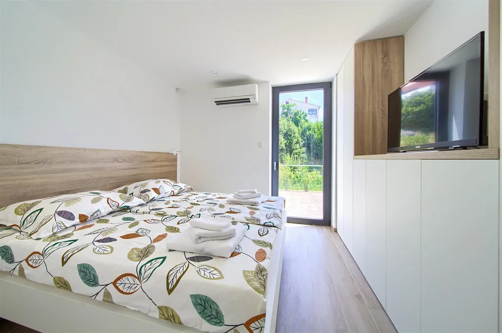 Krk City Apartment for 6 Guests with Heated Pool