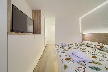 Krk City Apartment for 6 Guests with Heated Pool