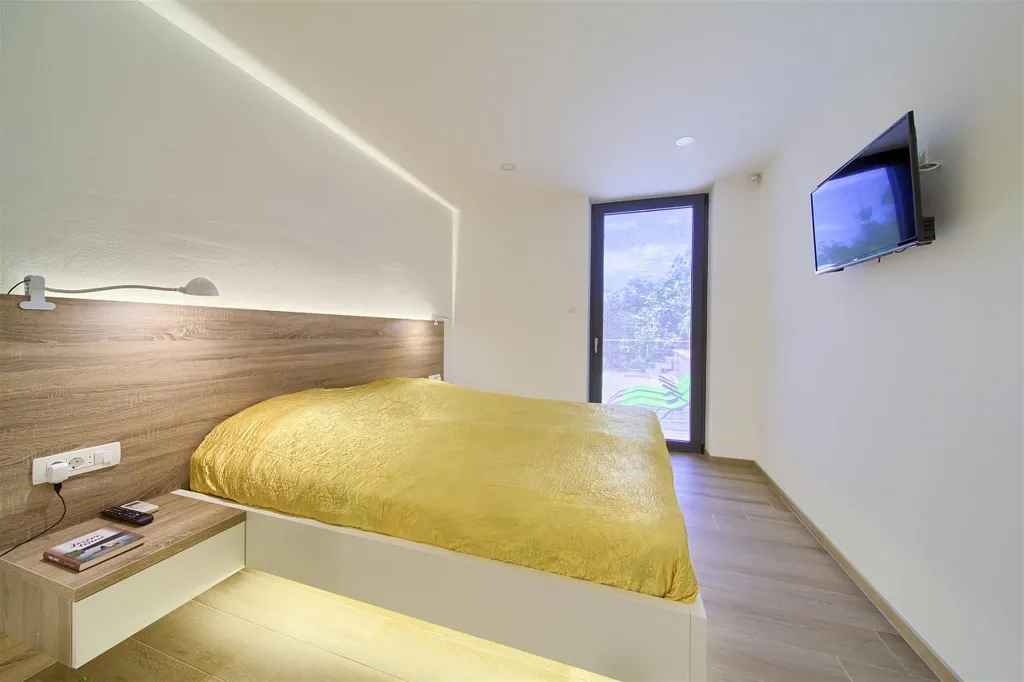 Krk City Apartment for 6 Guests with Heated Pool