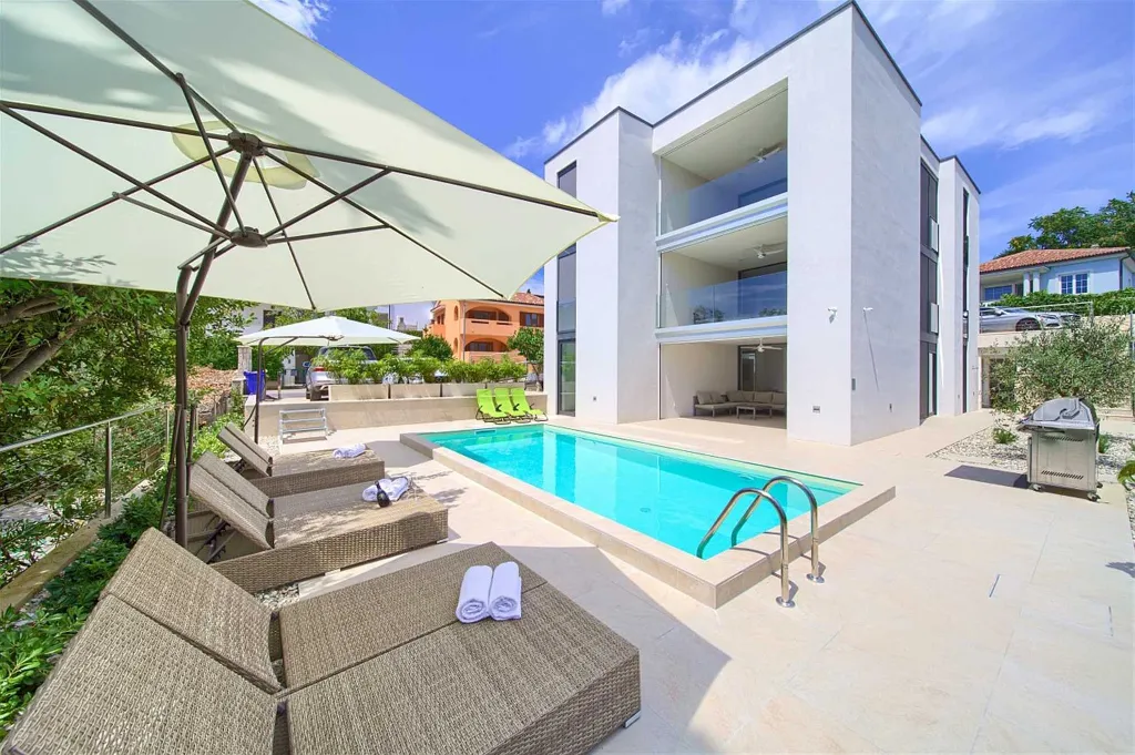 Krk City Apartment for 6 Guests with Heated Pool