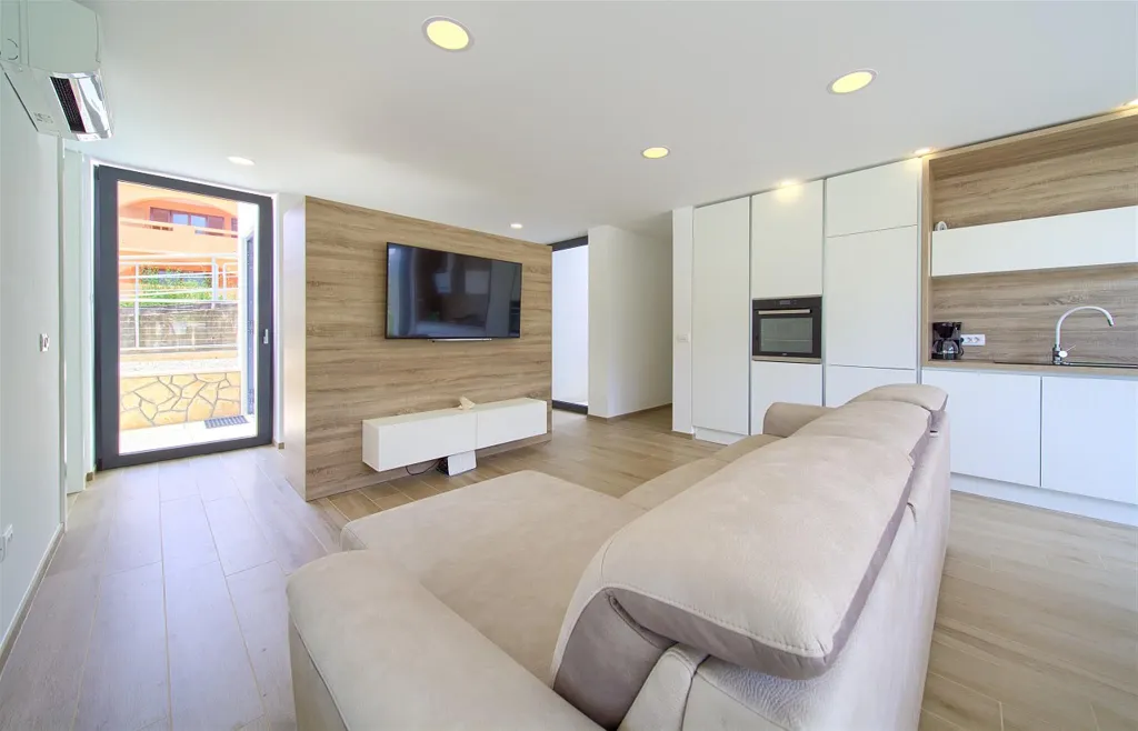 Krk City Apartment for 6 Guests with Heated Pool