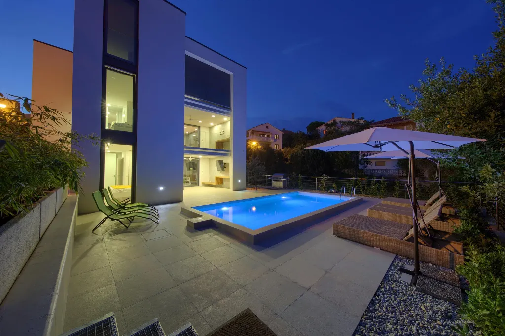 Krk City Apartment for 6 Guests with Heated Pool