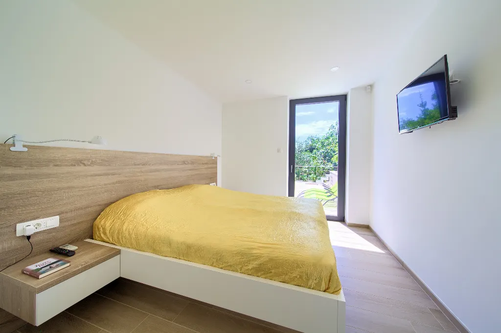 Krk City Apartment for 6 Guests with Heated Pool