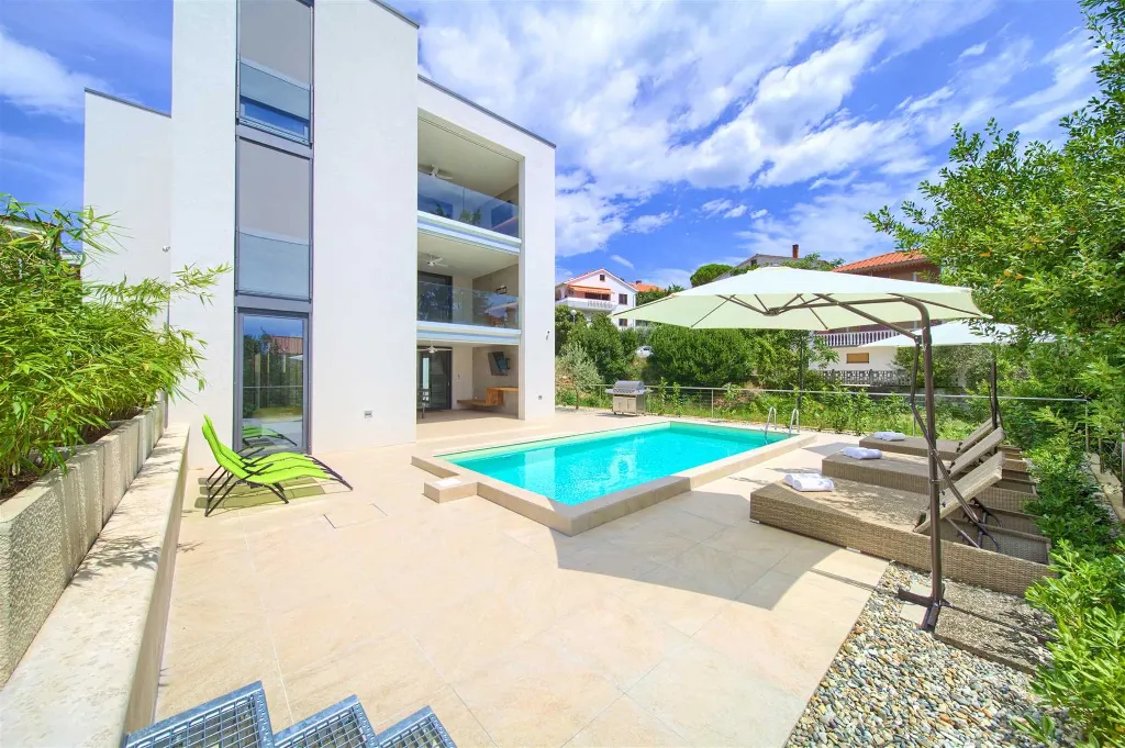 Krk City Apartment for 6 Guests with Heated Pool