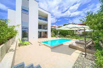 Krk City Apartment for 6 Guests with Heated Pool