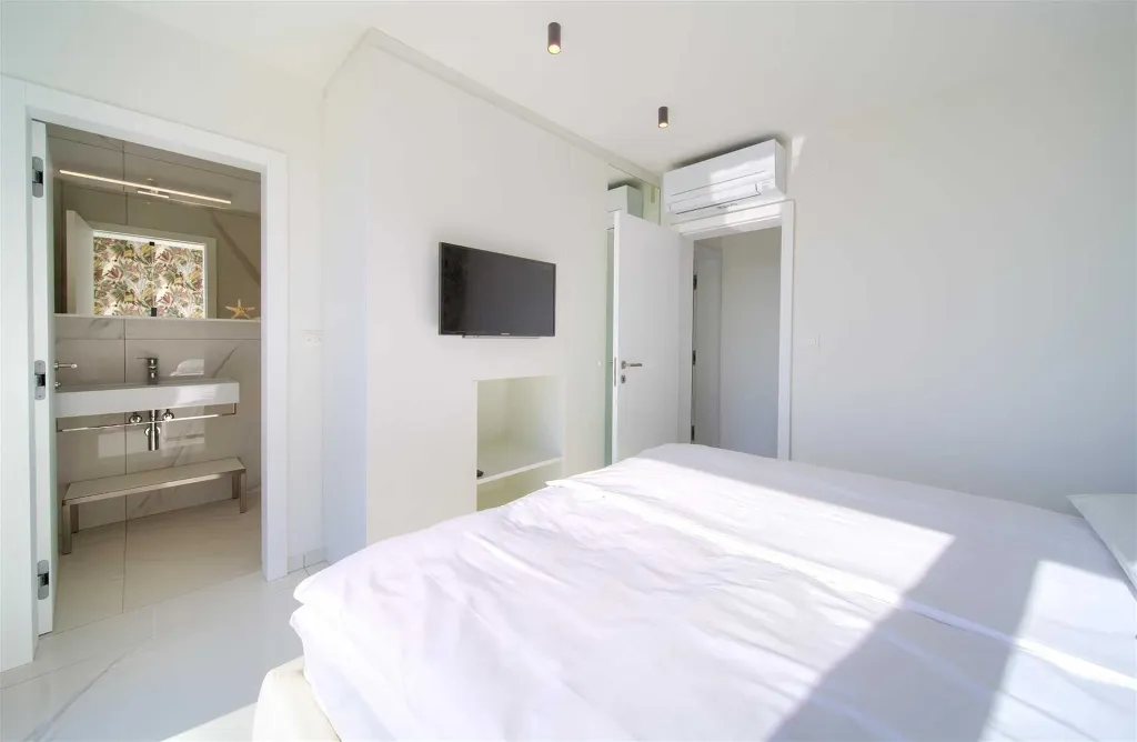 Villa in Klimno (Krk) with Heated Pool for 8