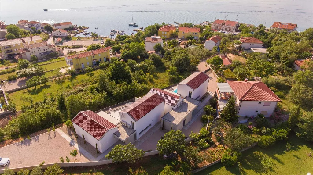 Modern 4-Bedroom Villa with Heated Pool in Klimno