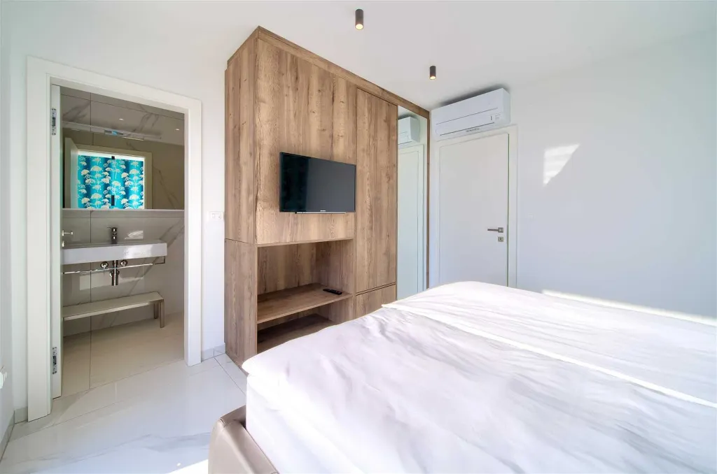 Modern 4-Bedroom Villa with Heated Pool in Klimno