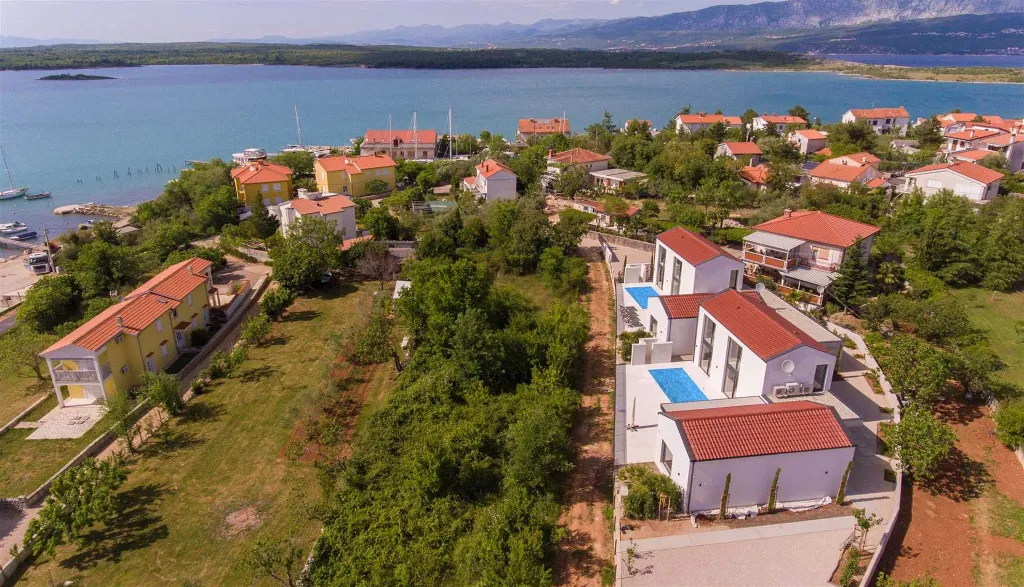 Modern 4-Bedroom Villa with Heated Pool in Klimno