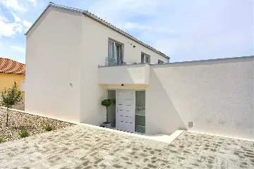 3-Bedroom Villa in Hlapa (Krk) for 8 Guests