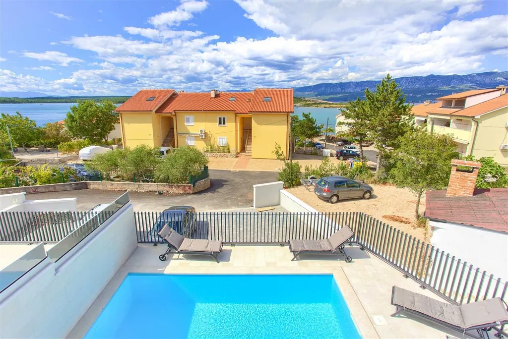 Klimno (Krk) 4-Bedroom Villa for 8 with Heated Pool