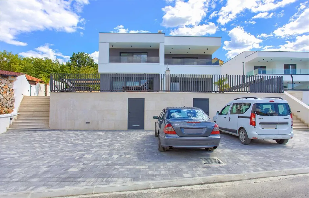 Klimno (Krk) 4-Bedroom Villa for 8 with Heated Pool