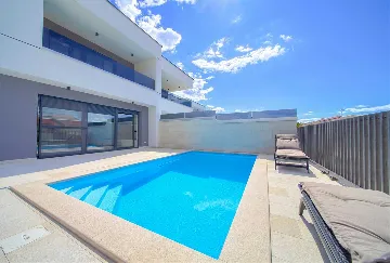 Klimno (Krk) 4-Bedroom Villa for 8 with Heated Pool