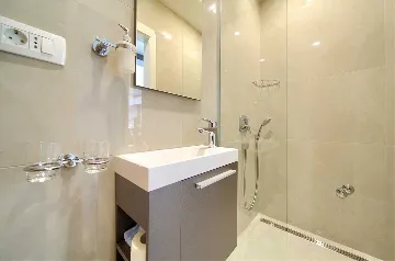 Klimno (Krk) 4-Bedroom Villa for 8 with Heated Pool