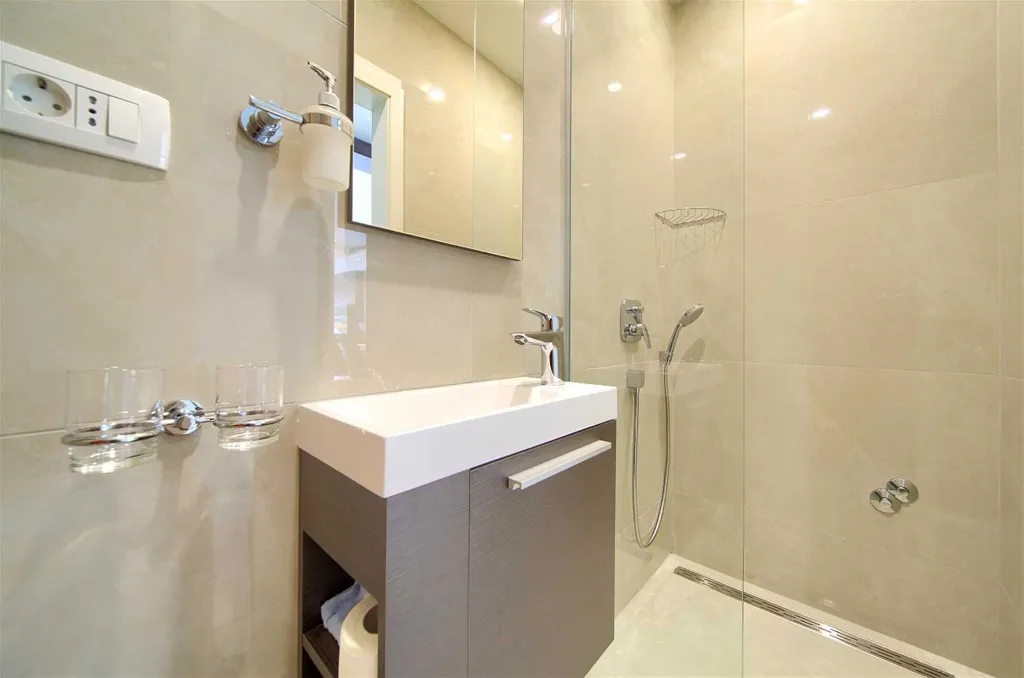 Klimno (Krk) 4-Bedroom Villa for 8 with Heated Pool