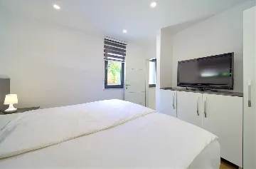 Klimno (Krk) 4-Bedroom Villa for 8 with Heated Pool