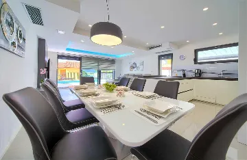 Klimno (Krk) 4-Bedroom Villa for 8 with Heated Pool