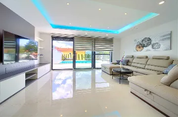 Klimno (Krk) 4-Bedroom Villa for 8 with Heated Pool