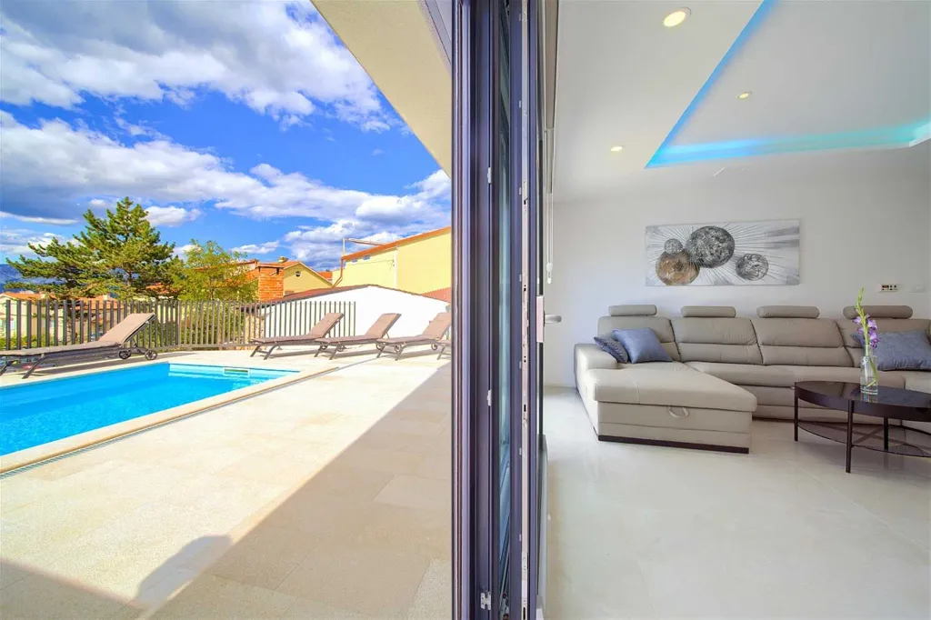 Klimno (Krk) 4-Bedroom Villa for 8 with Heated Pool