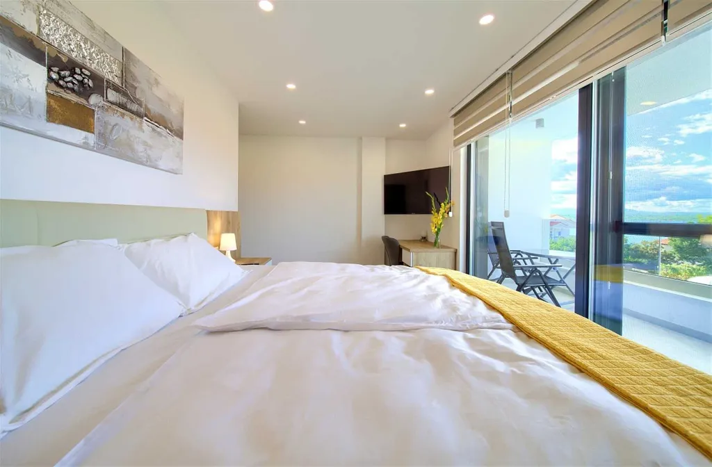 Klimno (Krk) 4-Bedroom Villa for 8 with Heated Pool