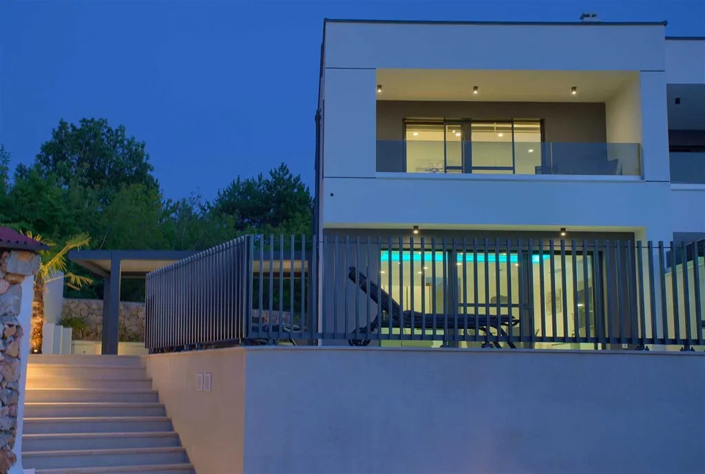 Klimno (Krk) 4-Bedroom Villa for 8 with Heated Pool