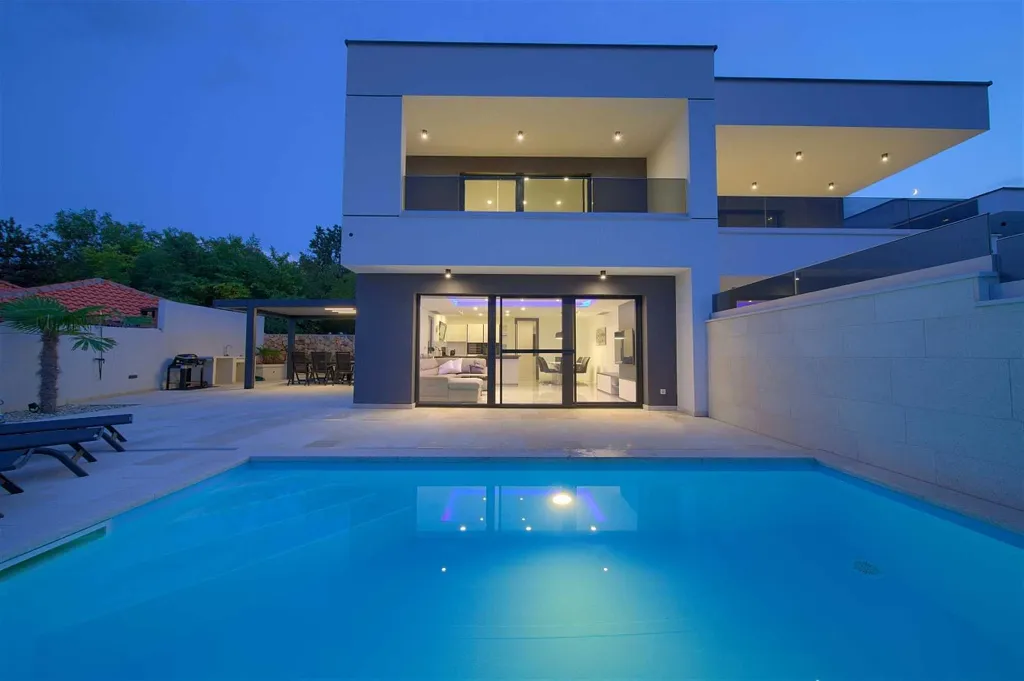 Klimno (Krk) 4-Bedroom Villa for 8 with Heated Pool