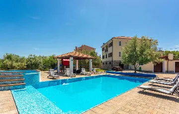 Villa with Heated Pool & Jacuzzi in Sveti Vid Dobrinjski