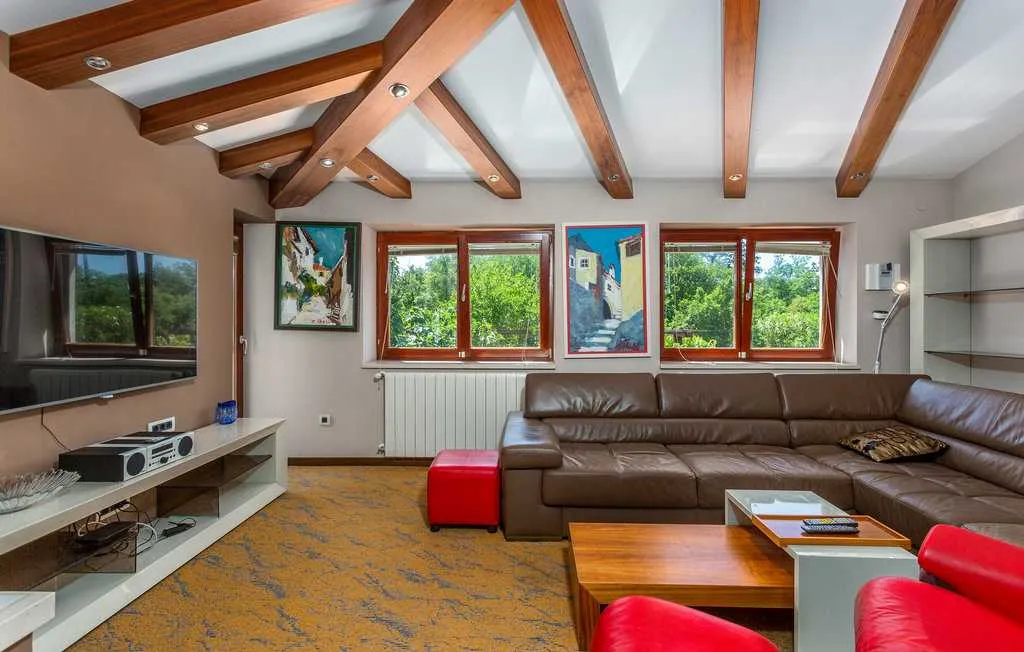 Villa with Heated Pool & Jacuzzi in Sveti Vid Dobrinjski