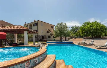 Villa with Heated Pool & Jacuzzi in Sveti Vid Dobrinjski