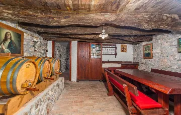 Villa with Heated Pool & Jacuzzi in Sveti Vid Dobrinjski