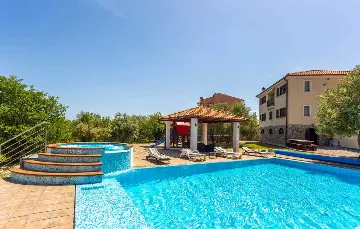 Villa with Heated Pool & Jacuzzi in Sveti Vid Dobrinjski