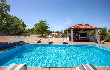 Villa with Heated Pool & Jacuzzi in Sveti Vid Dobrinjski