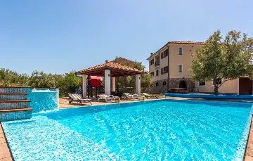 Villa with Heated Pool & Jacuzzi in Sveti Vid Dobrinjski