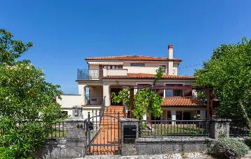 Villa with Heated Pool & Jacuzzi in Sveti Vid Dobrinjski