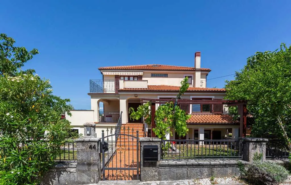 Villa with Heated Pool & Jacuzzi in Sveti Vid Dobrinjski