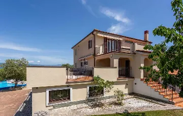 Villa with Heated Pool & Jacuzzi in Sveti Vid Dobrinjski