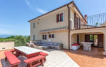 Villa with Heated Pool & Jacuzzi in Sveti Vid Dobrinjski